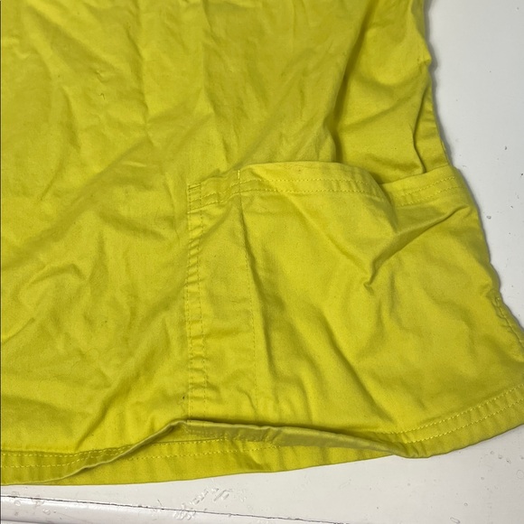 Butter-soft Medium Yellow Short Sleeve V Neck Double Pocket Scrub Top - Picture 3 of 5